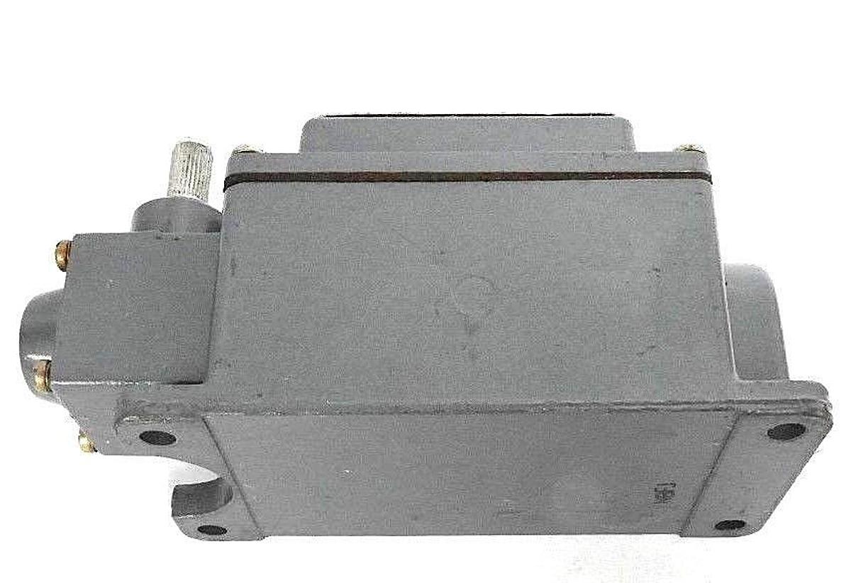 Used NEW ALLEN BRADLEY 802T-R8TD TIME DELAY OILTIGHT LIMIT SWITCH 802TR8TD, SER. 2