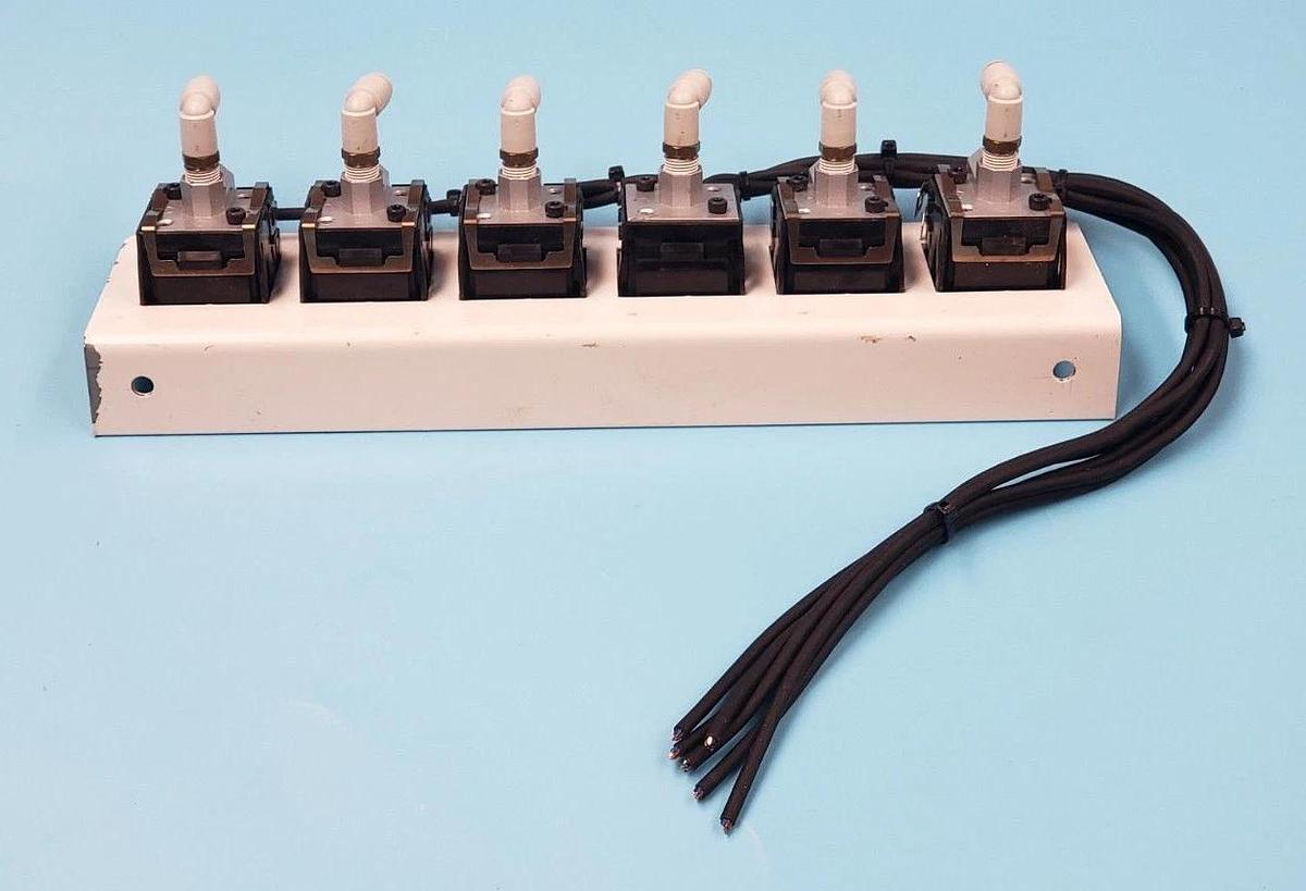 Used SUNX OPERATION PANEL W/ (6) DP2-20 DIGITAL PRESSURE SENSORS, 12-24VDC, DP220
