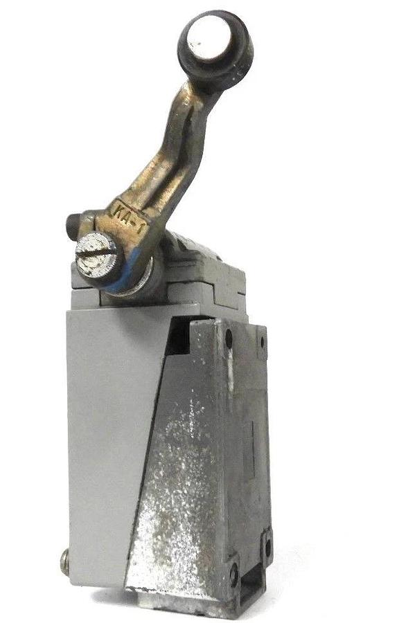 Used SQUARE D 9007-31032-452-51 LIMIT SWITCH 90073103245251, SER. A W/ KA-1