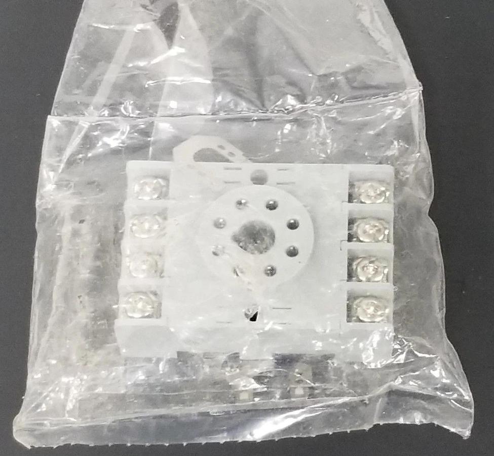 NEW DAYTON 5X852E RELAY SOCKET 10A, 300V, 8-BLADE