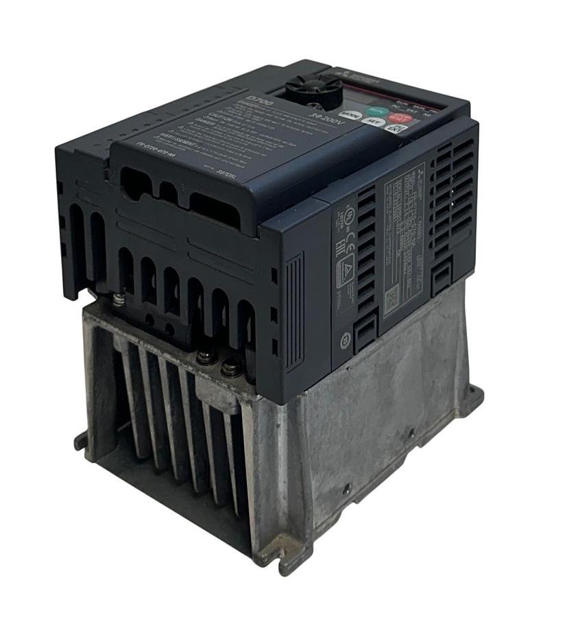 Used MITSUBISHI FR-D720-070-NA / FRD720070NA D700 INVERTER DRIVE 3PH 200-240VAC USNP