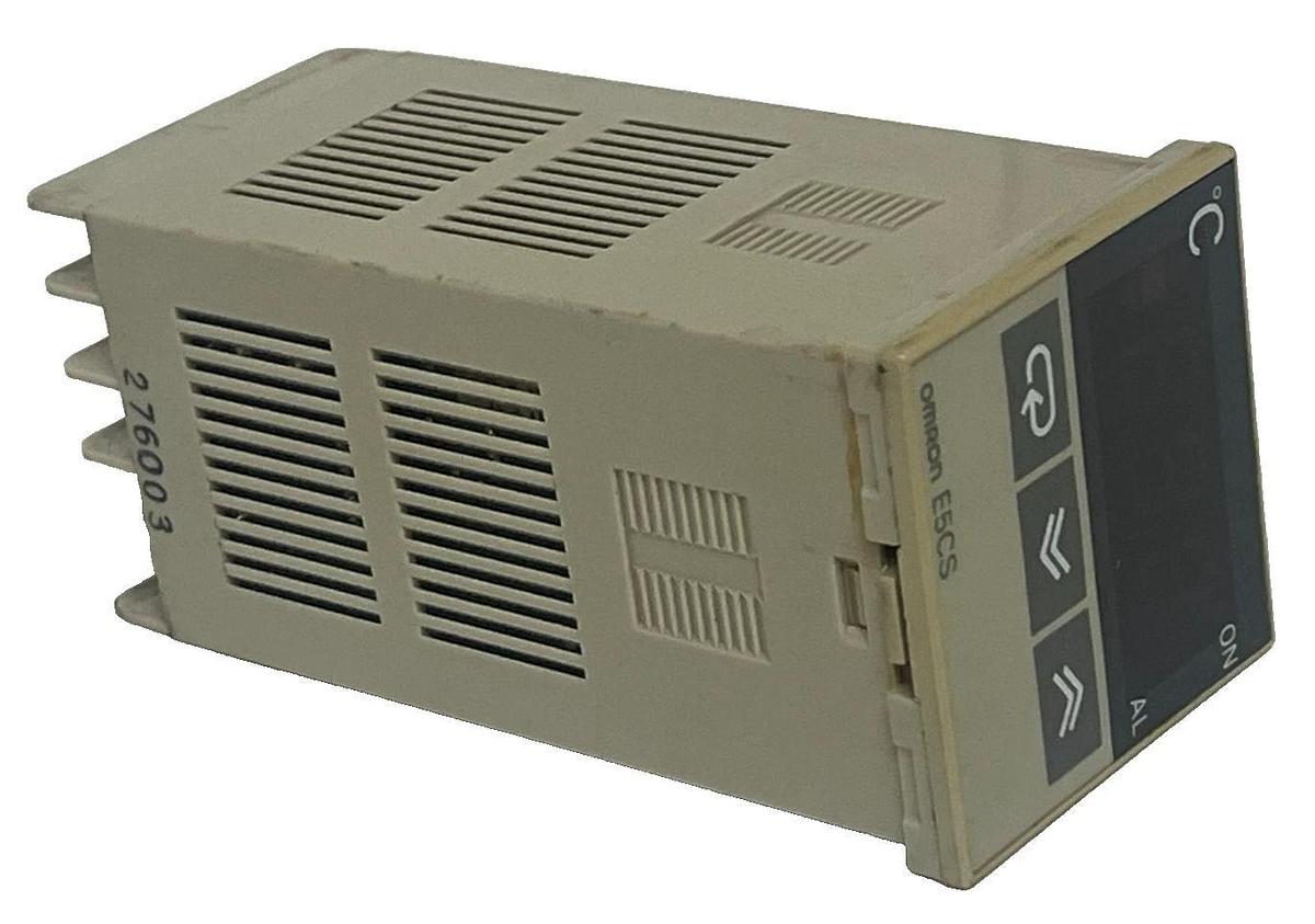 Used OMRON E5CS-R1KJX Temperature Controller 1/16 DIN Relay 3A 250VAC 100-240VAC