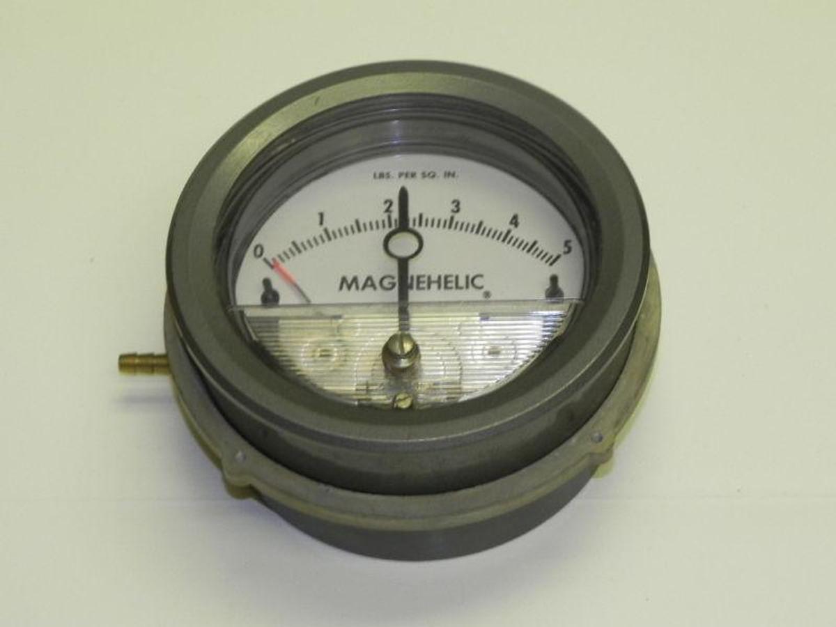 Used DWYER 2205MP MAGNEHELIC PRESSURE GAGE 2205-MP