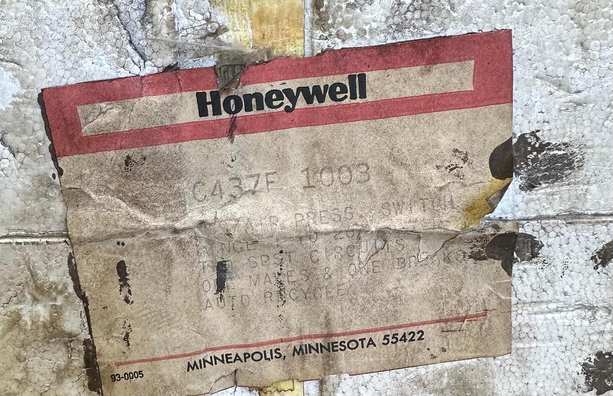 Used NEW HONEYWELL C437F 1003 / C437F1003 GAS/AIR PRESSURE SWITCH 1-26'' 2-CIRCUIT