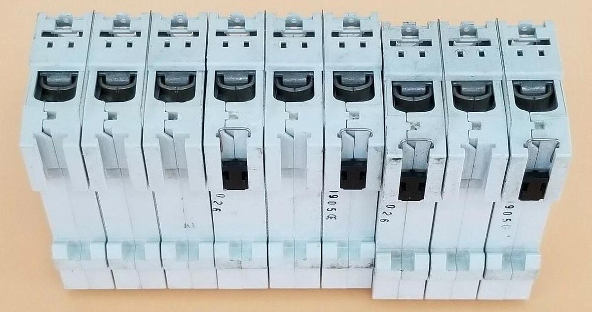 Used LOT OF 3 GENERAL ELECTRIC V07325 CIRCUIT BREAKERS 277/480V 25A V-LINE C25