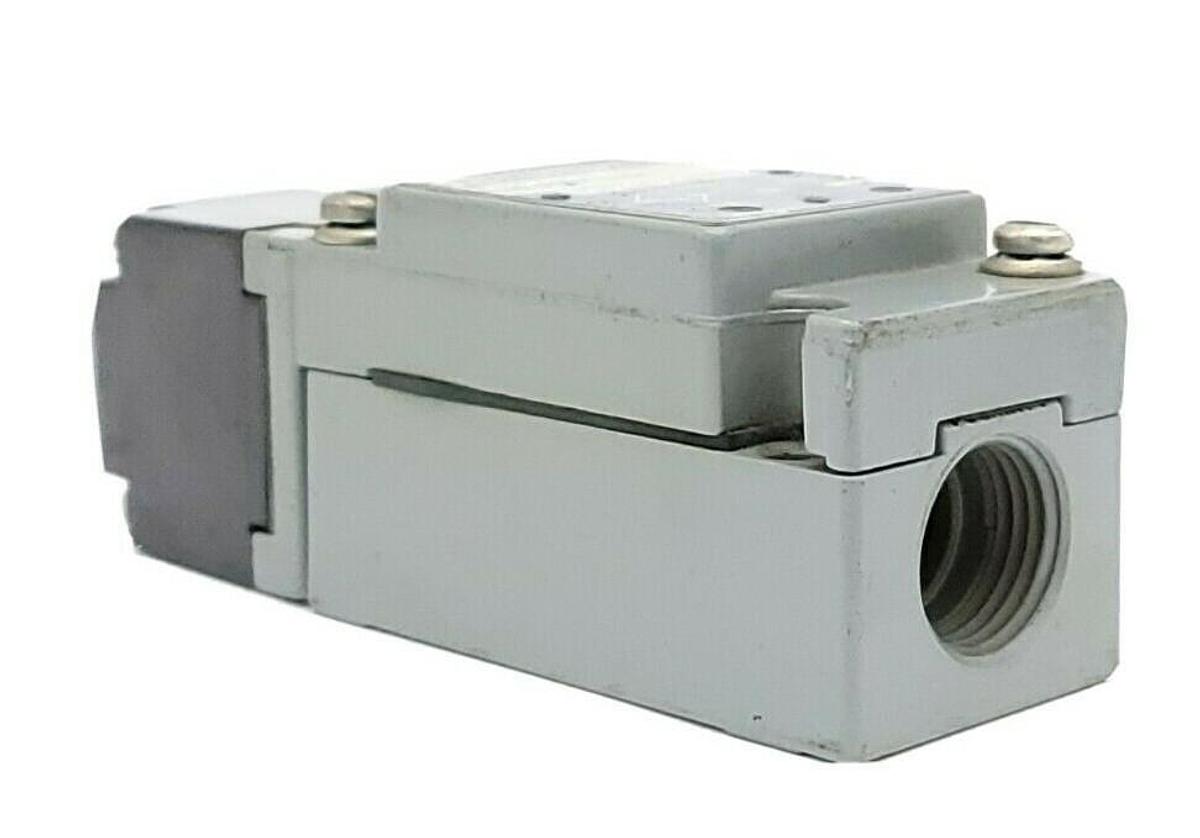 Used SQUARE D 9007-PSN223A PROXIMITY SWITCH 120VAC 50/60HZ 9007PSN223A SER. C