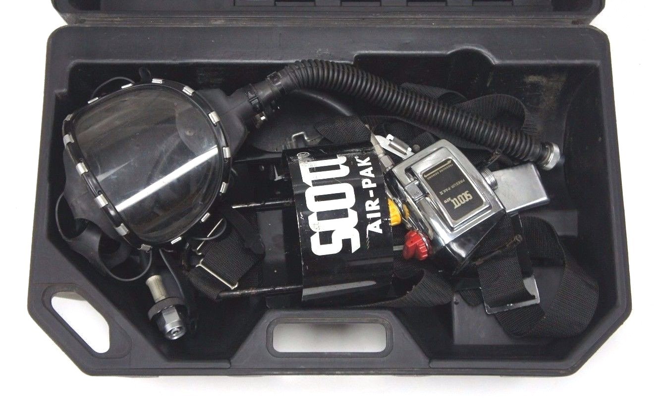 Used SCOTT AIR-PAK II PRESUR-PAK 800212-00 HARNESS P/N 800020-04 WITH MASK AND CASE