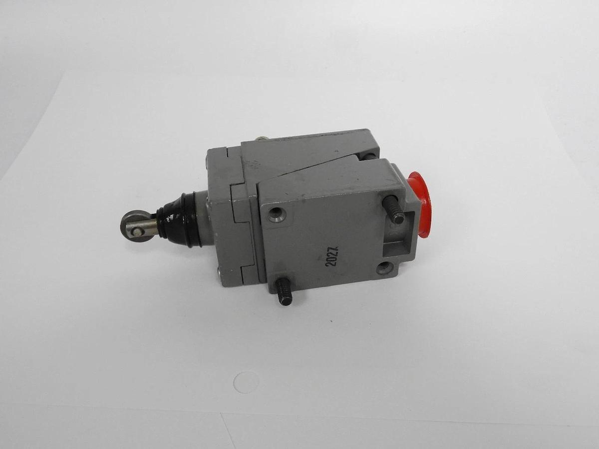 Used SQUARE D 9007-B52D LIMIT SWITCH 9007B52D, 120VAC 1/4HP 10AMP SER. B
