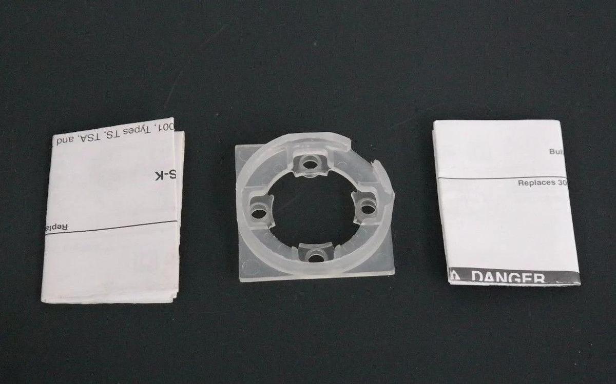 NEW SQUARE D 9001-TS3K10 SELECTOR SWITCH W/KEY 9001TS3K10