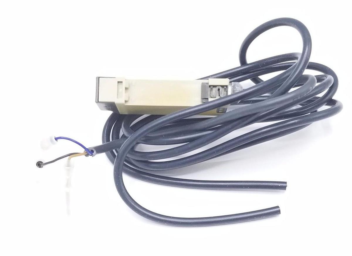 Used OMRON E3X-A11 PHOTOELECTRIC SWITCH E3XA11, 10 TO 30 VDC