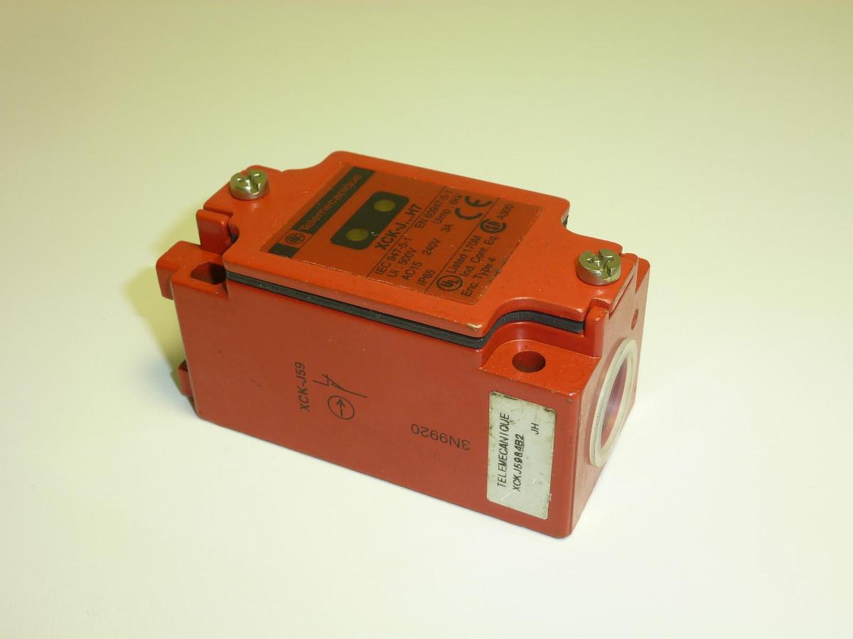Used TELEMECANIQUE XCK-J59H7 SAFTEY INTERLOCK SWITCH XCKJ59H7
