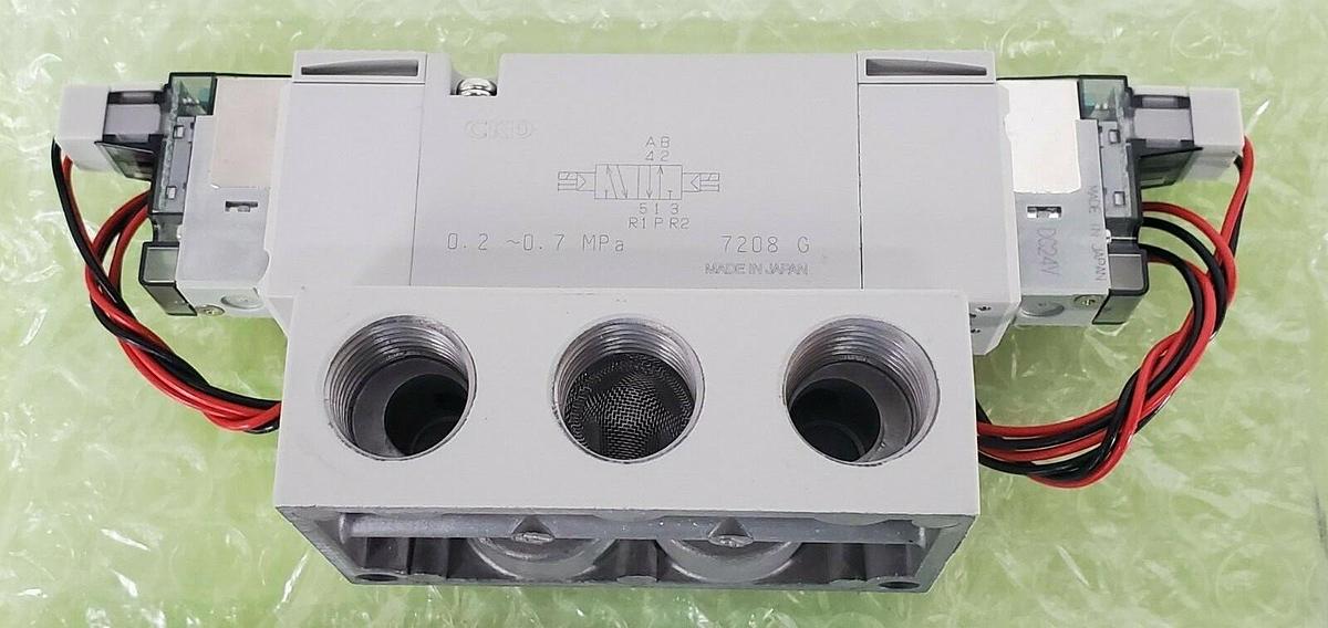 NIB CKD 4GE220R-08-E2-3 SOLENOID VALVE 4GE220R08E23 DC24V