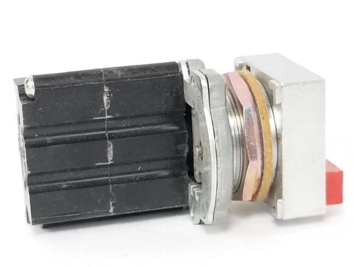 Used NIB EATON CUTLER-HAMMER E30DH COMPACT PUSHBUTTON OPERATOR W/IND. LIGHT