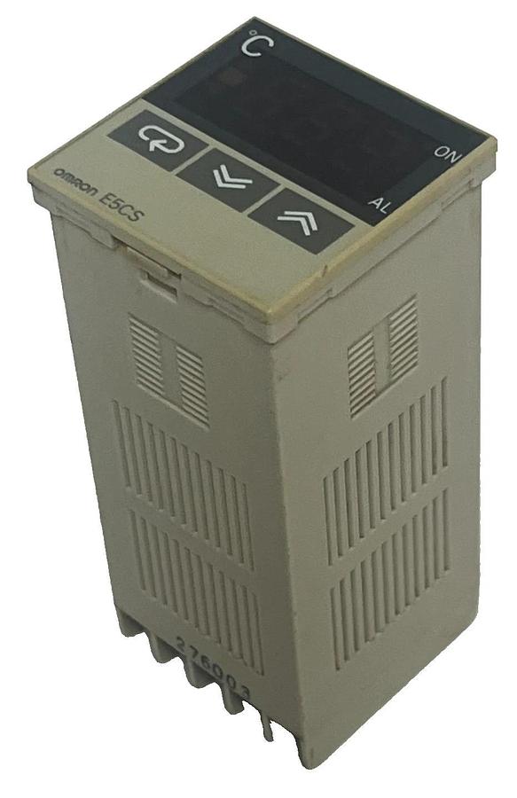 Used OMRON E5CS-R1KJX Temperature Controller 1/16 DIN Relay 3A 250VAC 100-240VAC