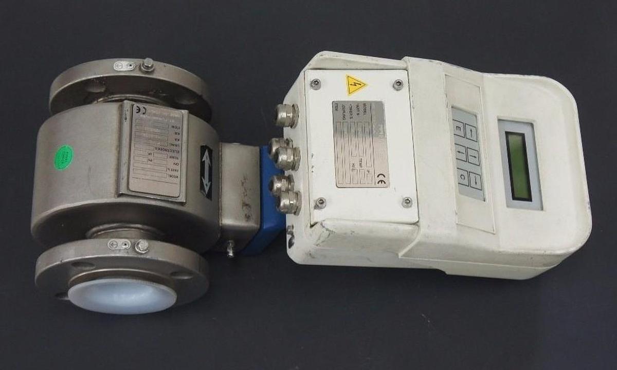 Used NEW MASTER METER MODEL: MC 208 P/N: QAZ 134 CONVERTER ELECTROMAGNETIC FLOW METER