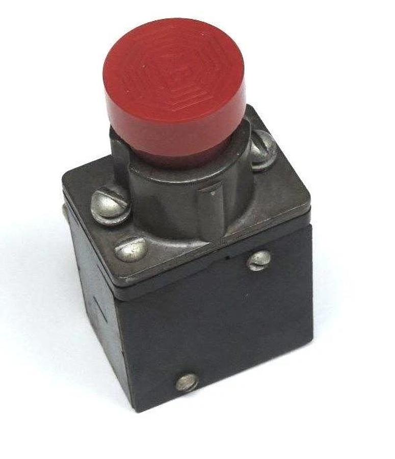 Used ALLEN BRADLEY 800-BK6A PUSHBUTTON EXTENDED HEAD RED 1NO/1NC 800BK6A, 600V MAX.