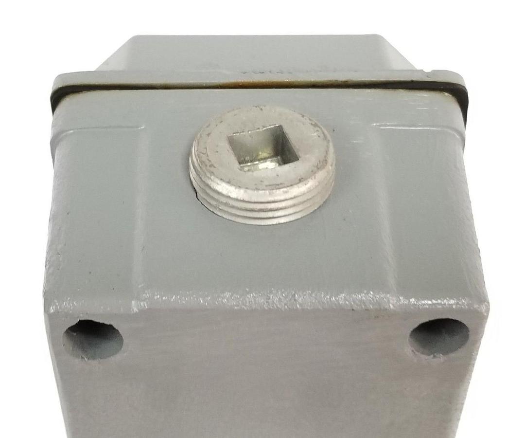 NIB EATON CUTLER HAMMER 10250TN21 PUSHBUTTON ENCLOSURE SER. B1 6 ELEMENT