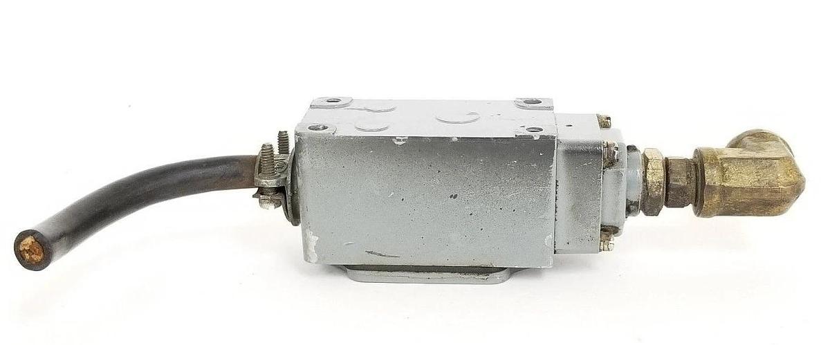 Used CUTLER HAMMER 10316H659A LIMIT SWITCH, 600VAC, 100PSI