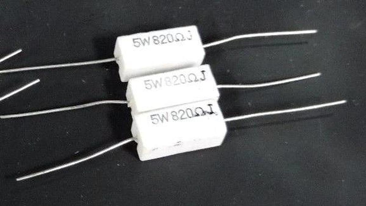 LOT OF 6 GENERIC 5W820 OHM RESISTORS