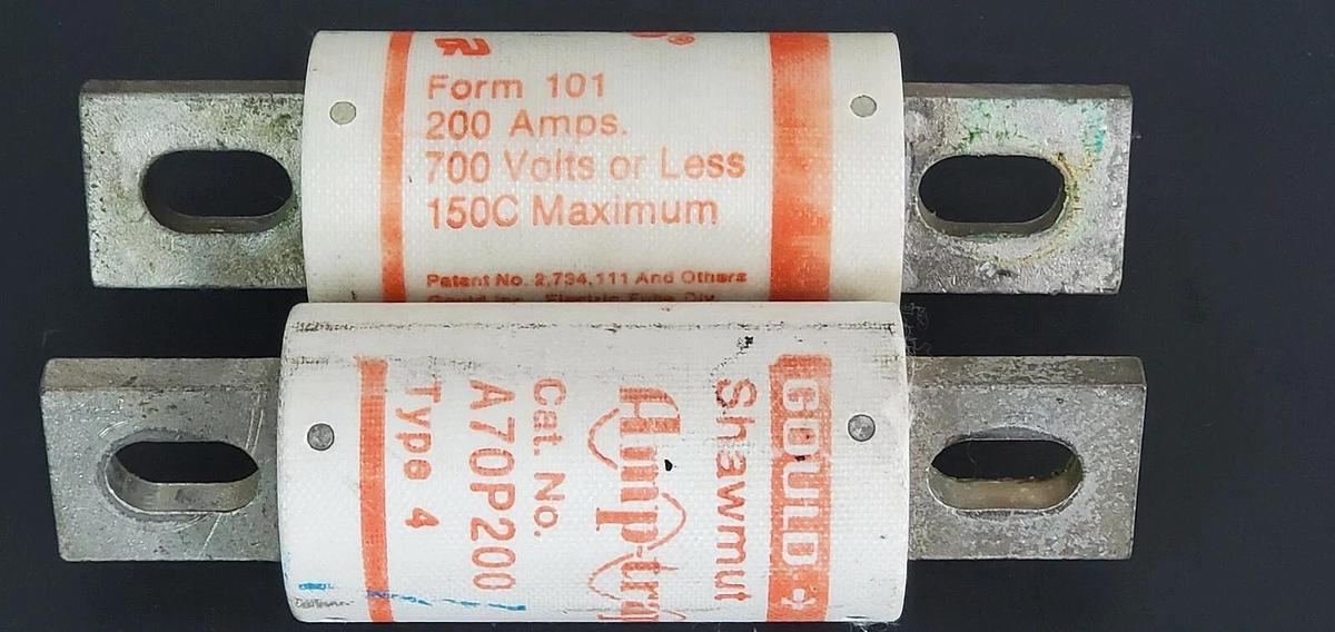 Used LOT OF 2 GOULD SHAWMUT A70P200 AMP-TRAP FUSES TYPE: 4