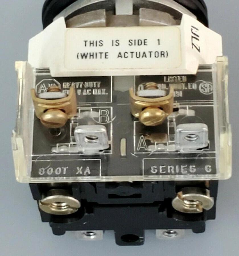Used ALLEN BRADLEY 800T-16HX2KB6 SELECTOR SWITCH RED SER. N W/ 800T-XA SER. C