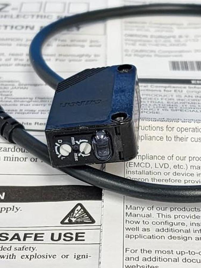 Used NEW OMRON E3Z-T81A-D PHOTOELECTRIC SENSOR