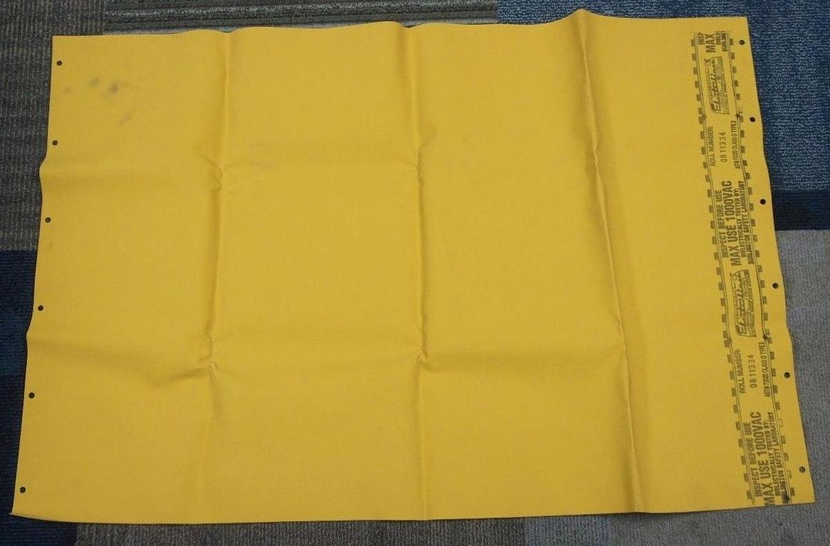 NEW UNITED TECHNOLOGIES CARRIER VP-795085 YELLOW VOLTAGE BARRIER SHEETING 3X2FT