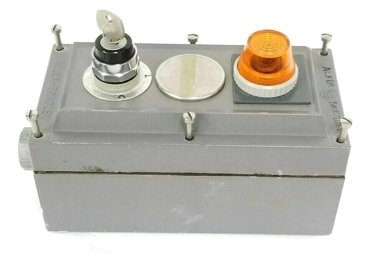 Used ALLEN BRADLEY 800H-2HAF4R PUSHBUTTON ASSEMBLY SER. C 800H-QR10 800H2HAF4R