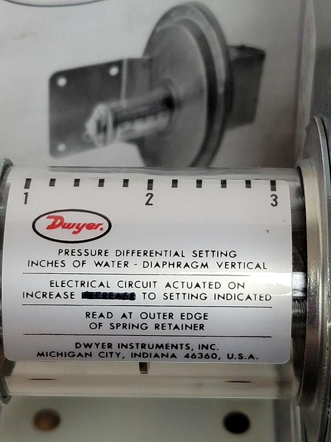 Used NEW DWYER 1639-2 PRESSURE SWITCH S529915 16392