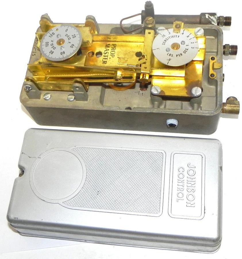 Used JOHNSON CONTROLS T-8500 REMOTE BULB THERMOSTAT T8500