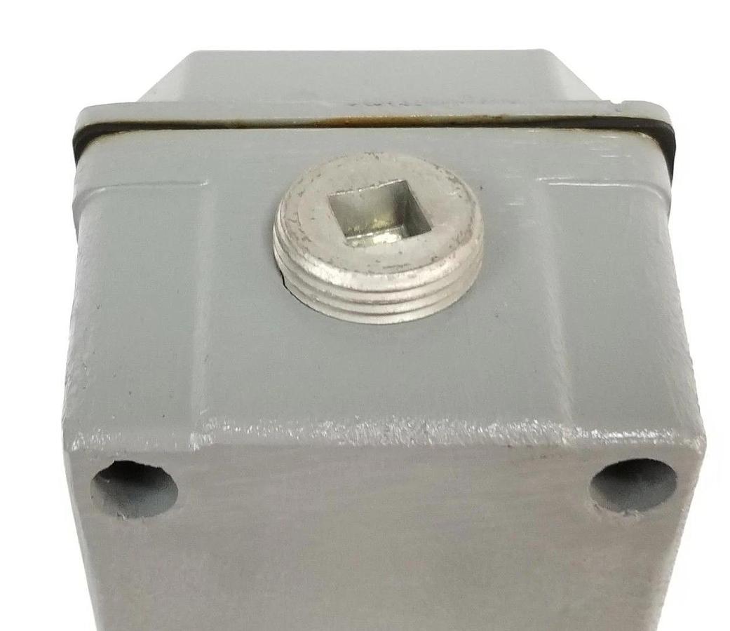 Used NIB EATON CUTLER HAMMER 10250TN21 PUSHBUTTON ENCLOSURE SER. B1 6 ELEMENT