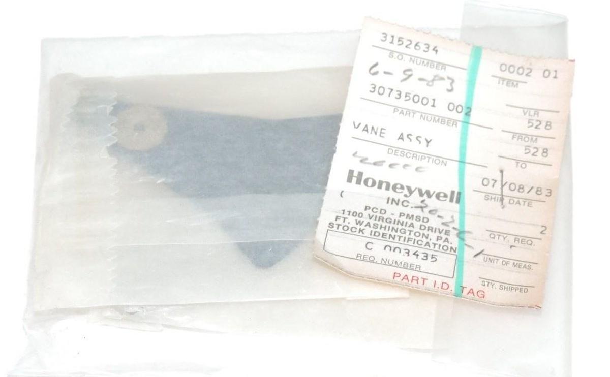 Used LOT OF 2 NEW HONEYWELL 30735001 002 VANE ASSEMBLIES
