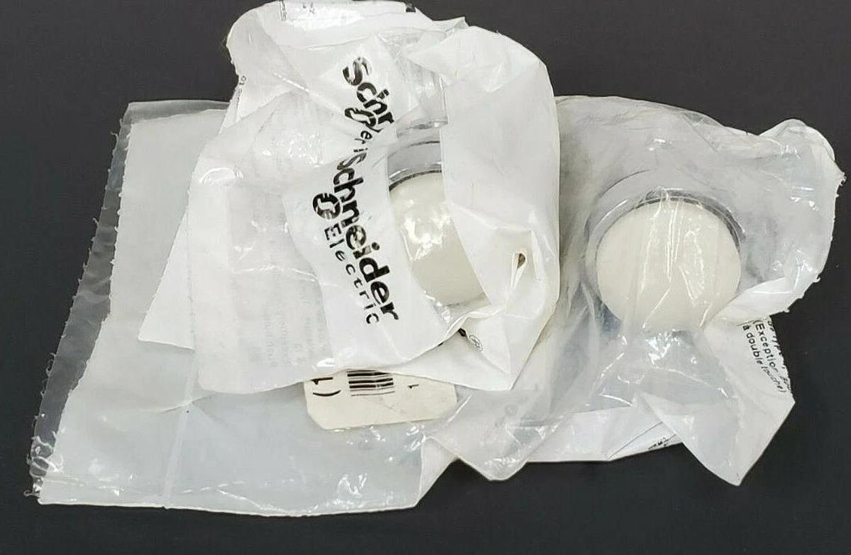 Used LOT OF 2 NEW TELEMECANIQUE ZB4BW11 PUSH BUTTONS 37256