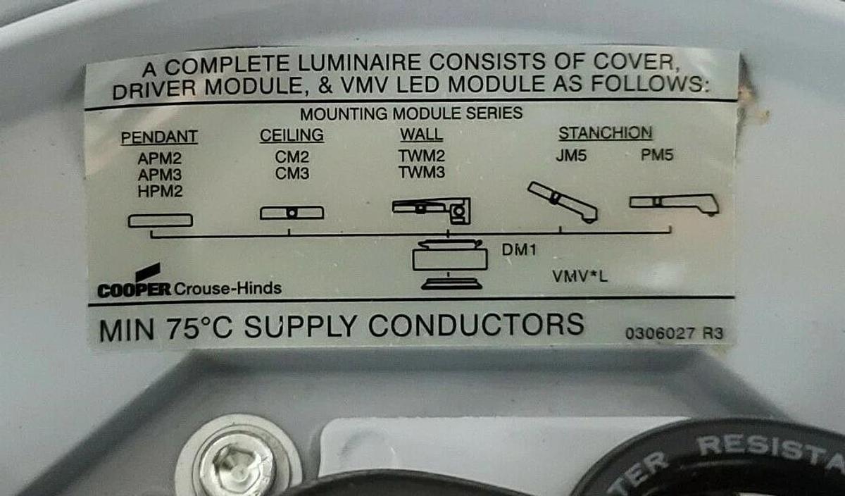 NEW COOPER CROUSE-HINDS VMV9L LED LIGHT W/ (2) TRC-050S110SC LED DRIVERS