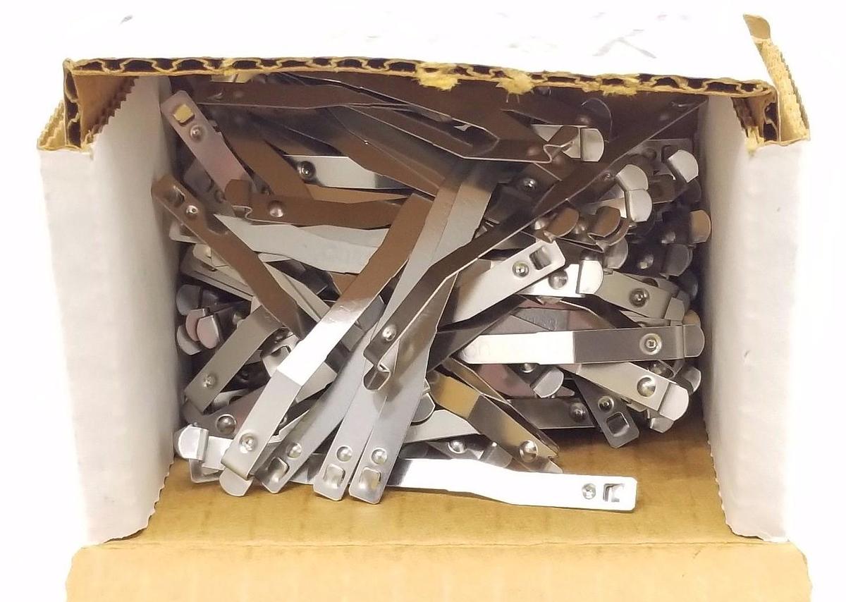 Used LOT OF 94 NEW OMRON Y923H SOCKET HOLD DOWN CLIPS