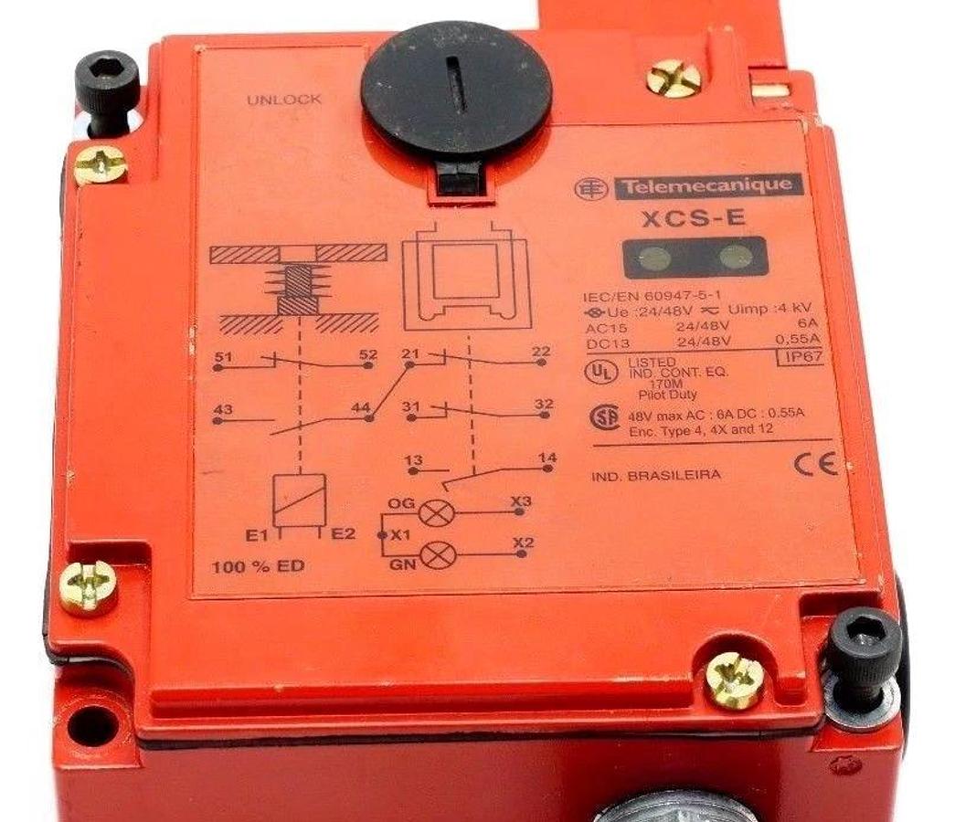 Used TELEMECANIQUE XCSE7513 SAFETY LIMIT SWITCH XCS-E7513 W/ KEY-TONGUE XCS-Z03