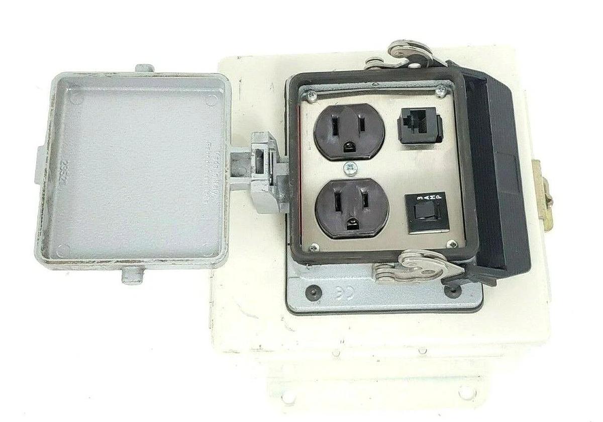 Used MENCOM CORP NEMA TYPE 4 PROGRAMMING PORT W/ 6''x6''x4'' IN. ENCLOSURE