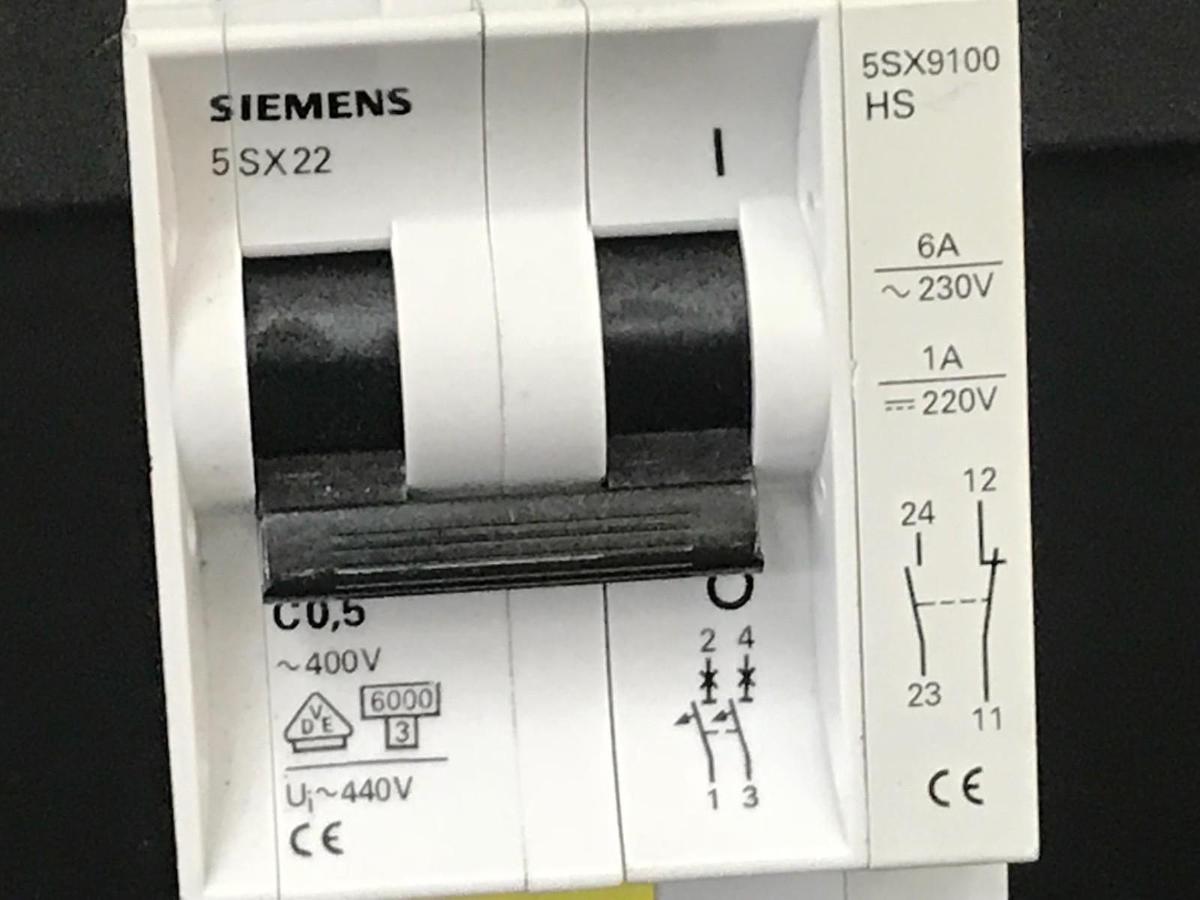 Used SIEMENS 5SX22 CIRCUIT BREAKER 5SX22C0,5 0.5A, 400V, 2P W/ 5SX9100-HS CONTACT