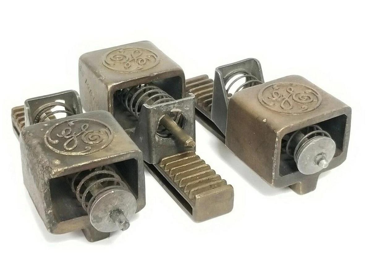 Used LOT OF 3 GENERAL ELECTRIC 4919813G03 BRUSH HOLDERS 3-1/2'' IN. X 1-1/2'' IN.