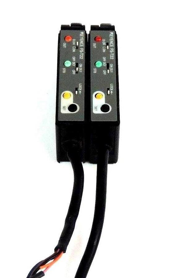 Used 2 KEYENCE FS-T22 SENSORS FST22