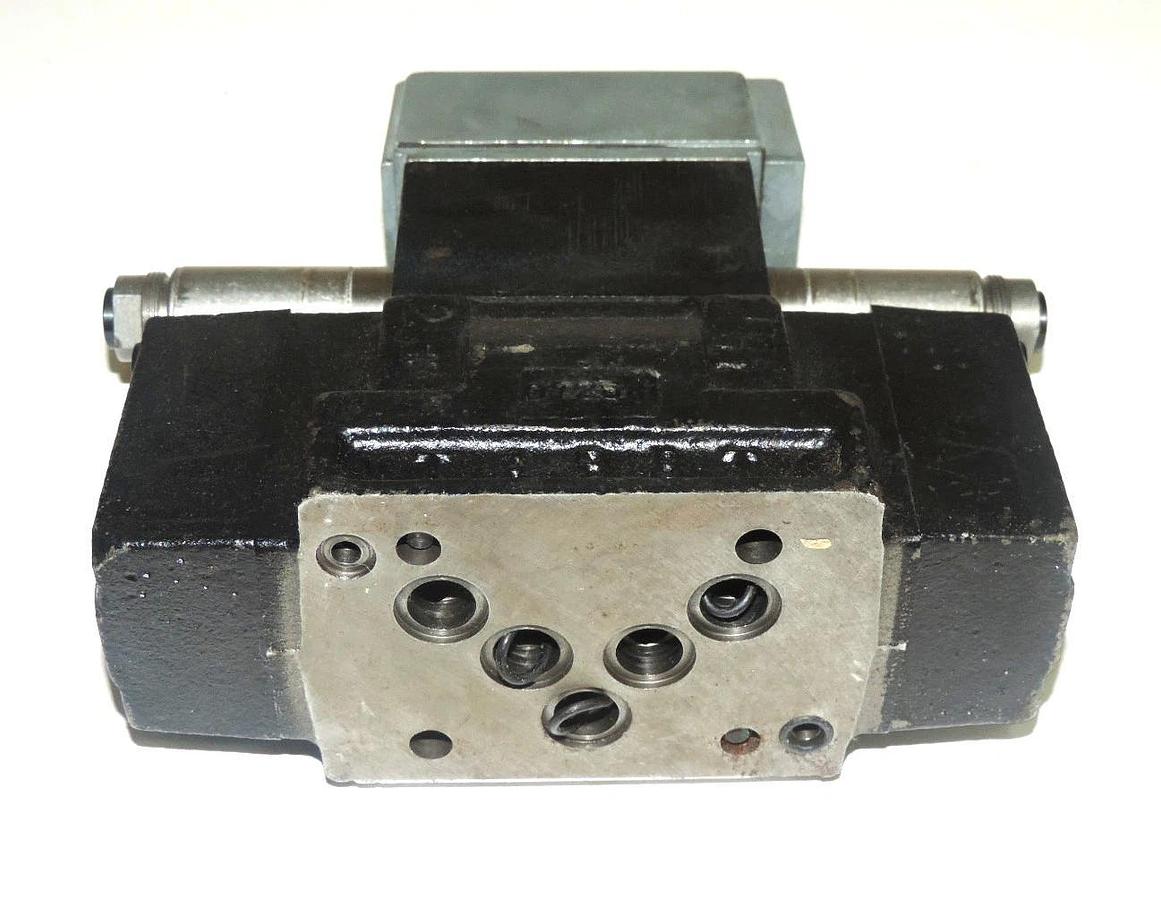 Used VICKERS DOUBLE A QF02C10D1 DIRECTIONAL CONTROL VALVE W/ PILOT VALVE QF3FF10B1
