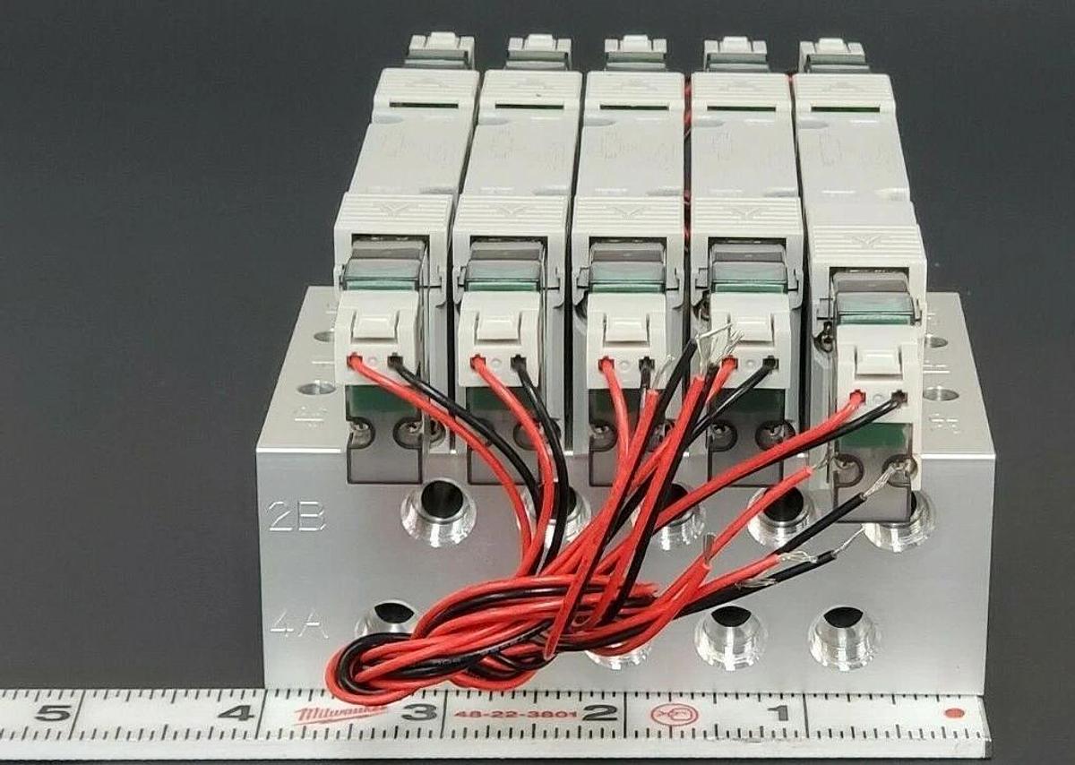 Used NIB CKD M4GE280R-06-E2-5-3 DISCRETE VALVE MANIFOLD ASSEMBLY M4GB120RC6E2HZ1D