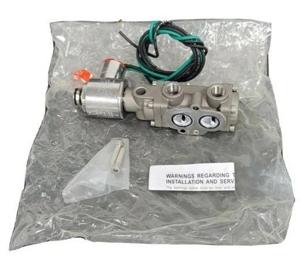 Used NIB VERSA VALVES CGS-3331-316-NE1-XXE4-D024 THREE-WAY VALVE 24VDC