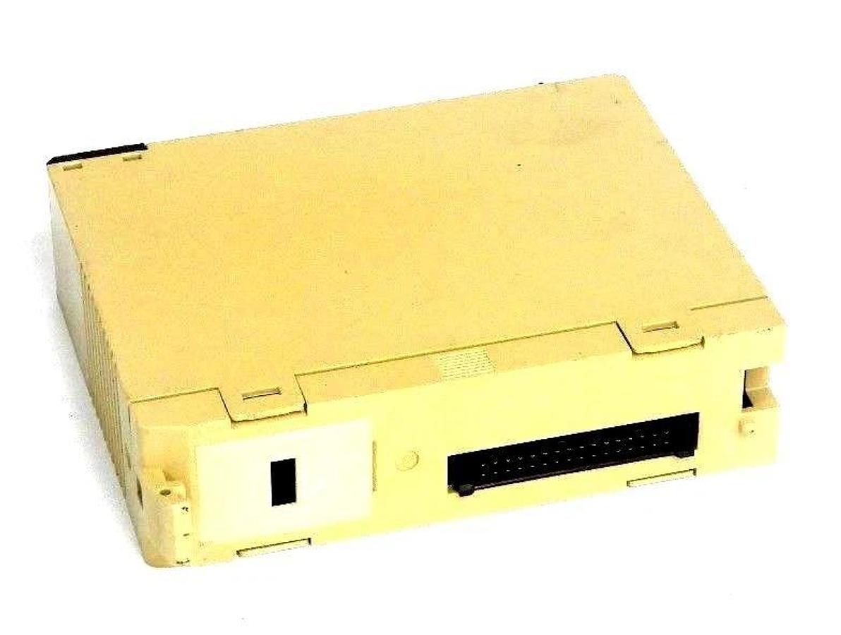 Used OMRON C200H-OC222 OUTPUT MODULE 250VAC/24VDC 2A/POINT 8A/UNIT, C200HOC222