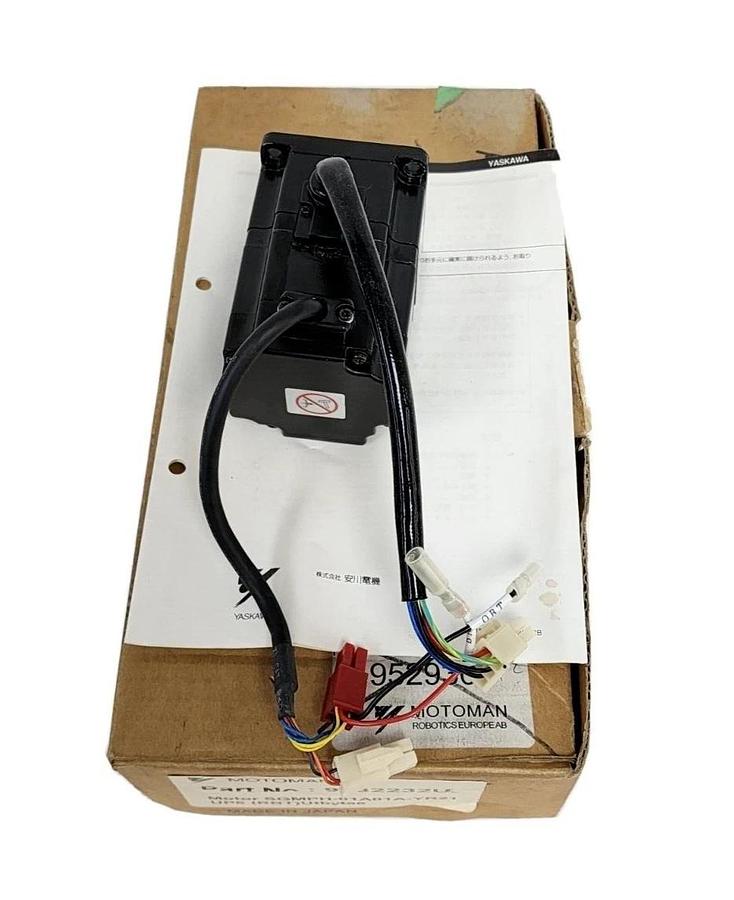 Used YASKAWA ELECTRIC SGMPH-01A1A-YR22 AC SERVO MOTOR .89AMP 3000RPM 200V