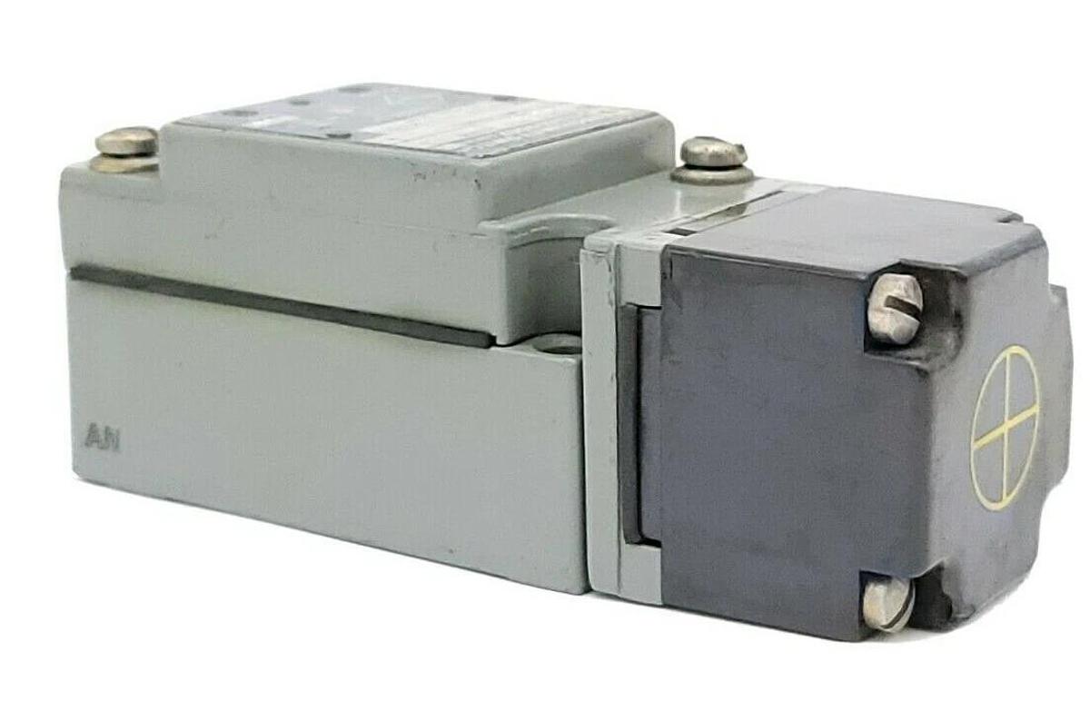 Used SQUARE D 9007-PSN223A PROXIMITY SWITCH 120VAC 50/60HZ 9007PSN223A SER. C