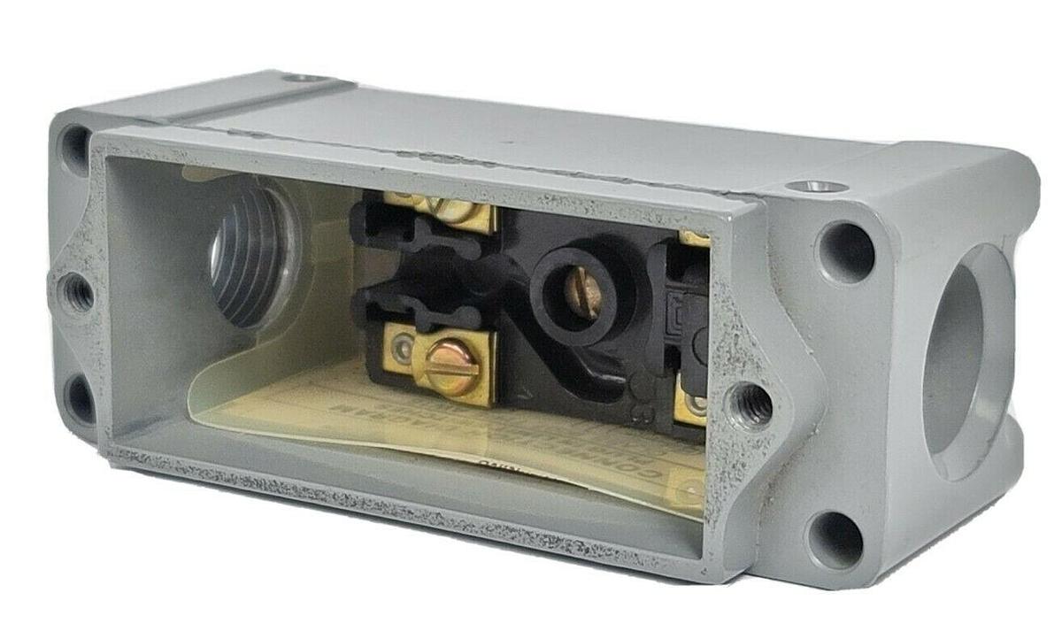 Used NEW SQUARE D 9007-AW16 PLUG IN LIMIT SWITCH (BODY ONLY)