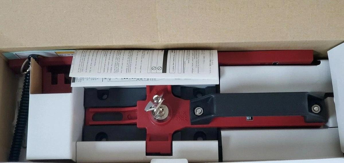 Used NIB OMRON D4SL-NSK10-LK-05 GUARD LOCK SAFETY-DOOR SWITCH D4SL-N SLIDE KEY