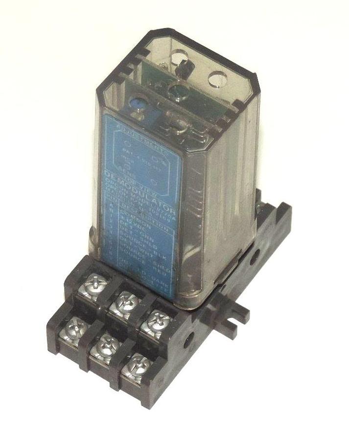 Used OPCON 8770A DEMODULATOR 102164 W/ DAYTON 5X853A SOCKET I02I64