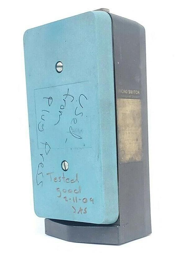 Used HONEYWELL FE-MLS8C PHOTOELECTRIC CONTROL 40 FOOT RANGE 115 VAC INPUT